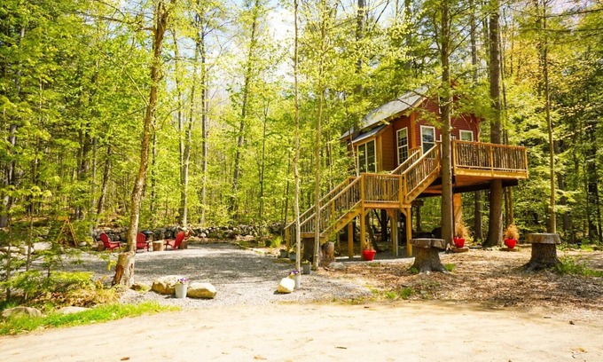 Sanbornton House | Cozy 4 season Treehouse - 30 minute drive to ski!