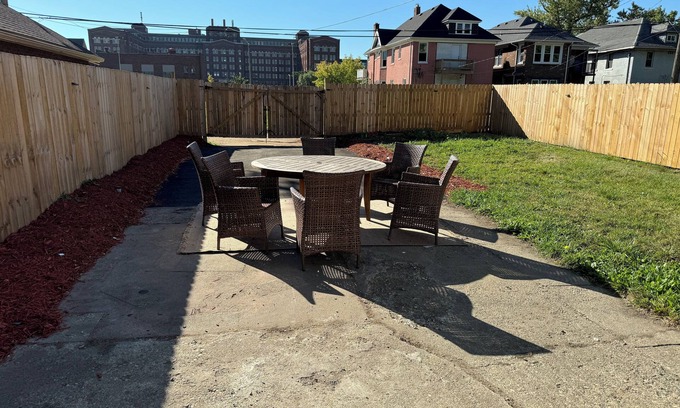 Redford House | Cozy 4Br 2Bath home near Downtown Detroit