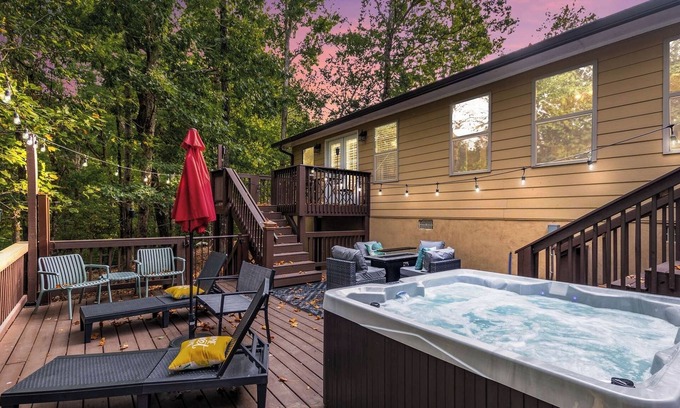 Gainesville House | Cozy 4bd lakefront home in Lake Lanier w/HotTub, FirePit, Private dock, Wifi