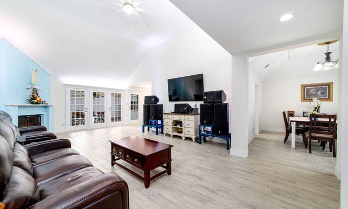 Mission Bend House | Cozy 4BR House w/Fireplace – 10 Min to Chinatown