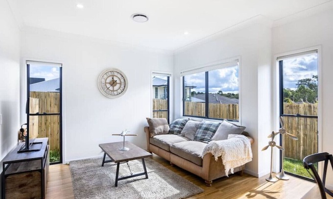 Calamvale House | Cozy 4BR Retreat: Workspace Near Shops & Highways