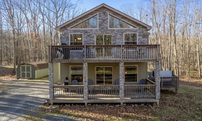 White Haven Ski Chalet | Cozy 5 bedroom, 3 Bath Chalet w/ Hot Tub & Pool Table - Sleeps 14!