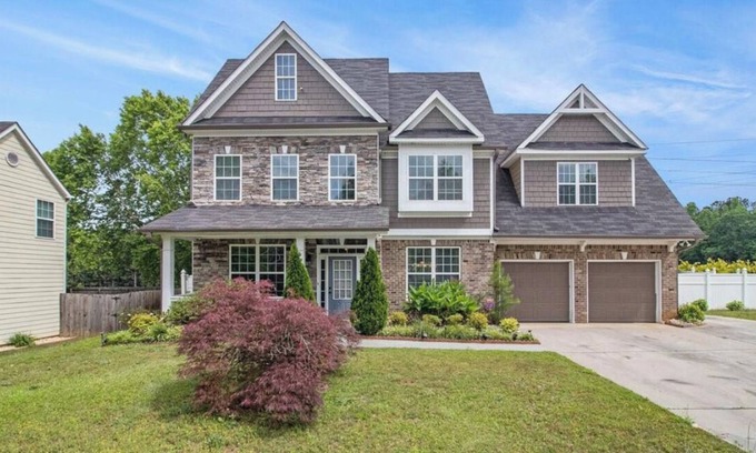 Lithonia House | Cozy 5 Bedroom 3 Bathroom Home! Minutes from Stonecrest mall & Restaurants.