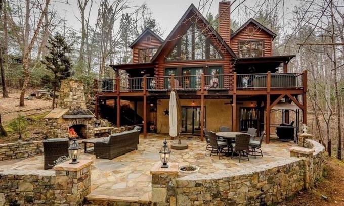 Mill Spring House | Cozy 5 bedroom cabin on Lake Adger with hot tub