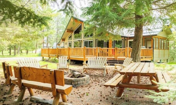 Rexford Cabin | Cozy 5-Bedroom Lake House in Montana