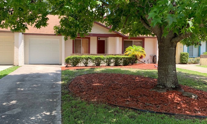 Sanford Villa | Cozy 5 Room Villa Central to Attractions restaurants shopping and the beaches