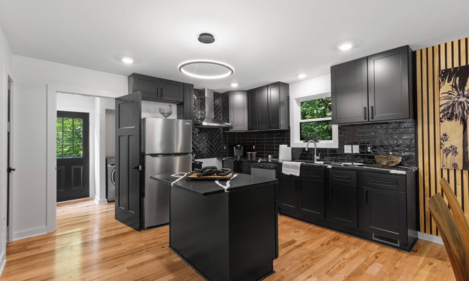 East Durham House | Cozy 6-Guest Stay Near Duke, Central & UNC University, 15 miles to RDU airport!