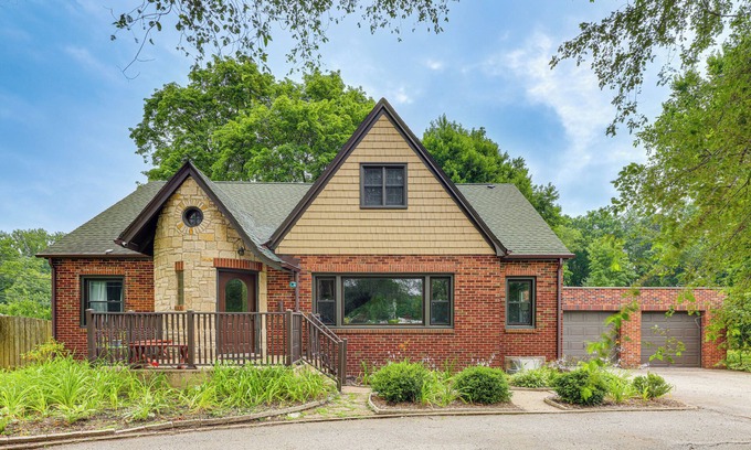 Chesterton House | Cozy Abode ~ 3 Mi to Indiana Dunes Nat'l Park