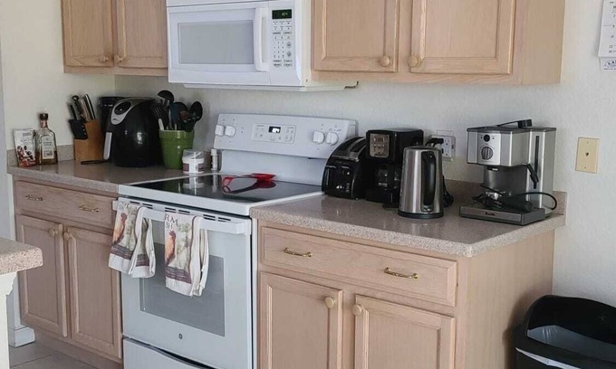 North Port House | Cozy and Beautiful 3 bed. Villa, quiet neighborhood, near Golf Course & beaches.
