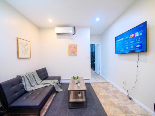 The Heights Apartment | Cozy and Chic 2BR apartment mins to NYC