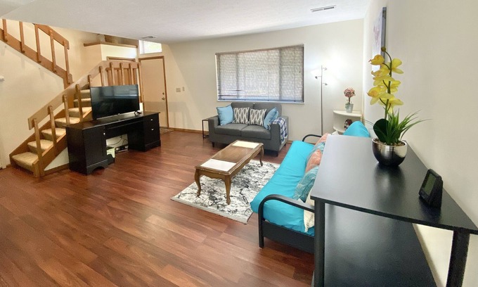 Cleveland Heights Condo | Cozy and clean 3 bed condo with work-from-home set up
