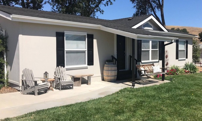 Templeton House | Cozy and comfortable 3 bedroom set in the rural oaks and vineyards.