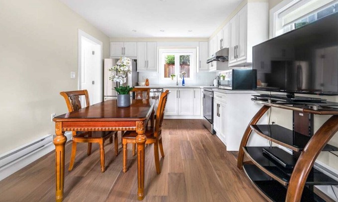 West Point Grey House | Cozy and Convenient 2BR Home near Kitsilano Beach