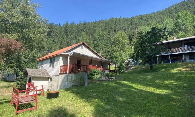 Taghum Cottage | Cozy and Cute cottage with yard 10 minutes from Nelson