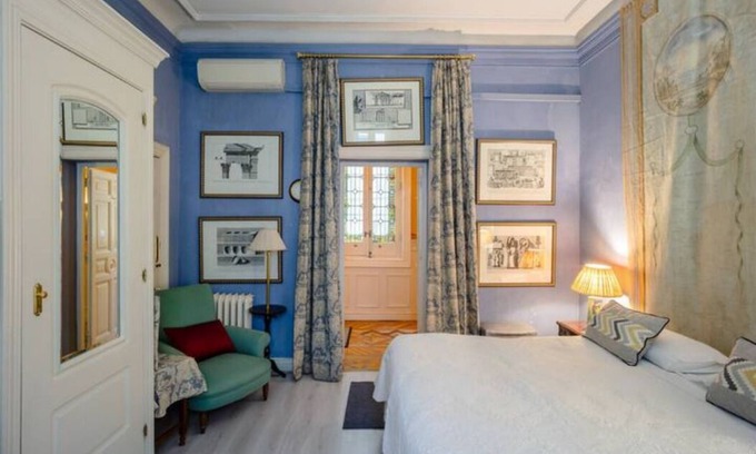 Palacio Apartment | Cozy and Elegant Blue Room with 2 balconies in Opera
