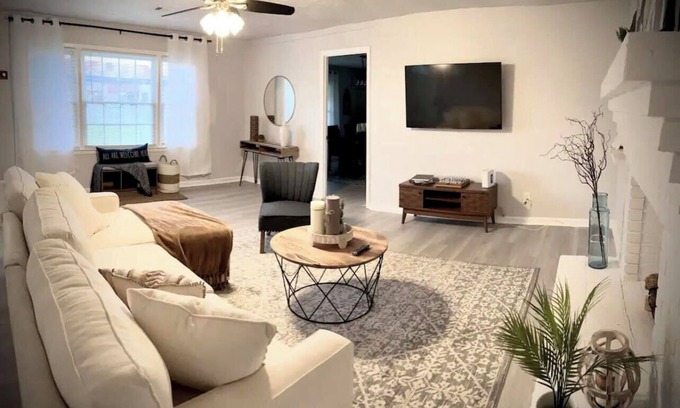 Woodstock House | Cozy and Elegant Home Near Downtown Woodstock!