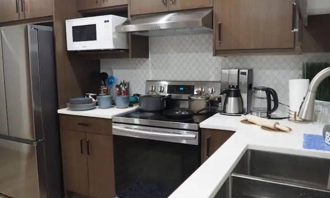 Calgary House | Cozy and Modern Suite Near Airportn
