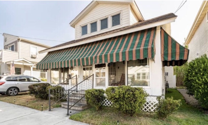 Riviera Cottage | Cozy and nostalgic family friendly shore home
