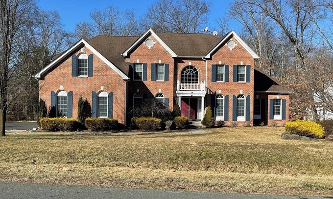 East Stroudsburg House | Cozy and Spacious Furnished House in a gated golf community