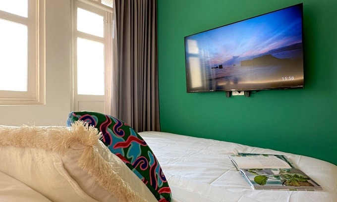 Pom Prap Apartment | Cozy and large bed. Working space, 350m to MRT and Chinatown