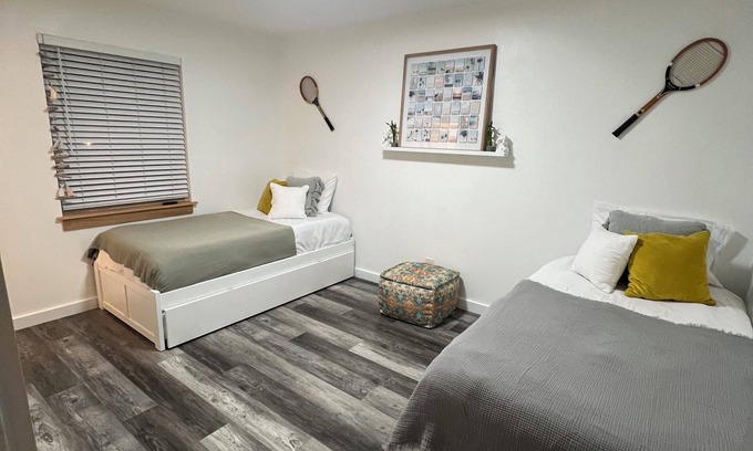 El Centro Beach House | Cozy apartment next to Frank Brown park,pier park, and 5 blocks from the beach
