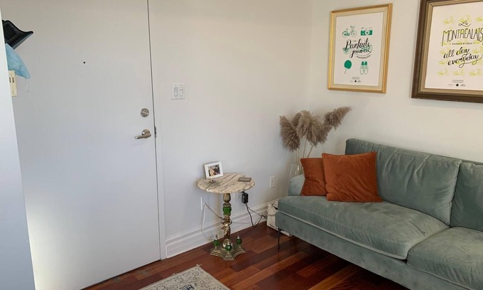 Chinatown Apartment | Cozy apartment in Downtown Montreal, Old Port, Quartier des spectacles