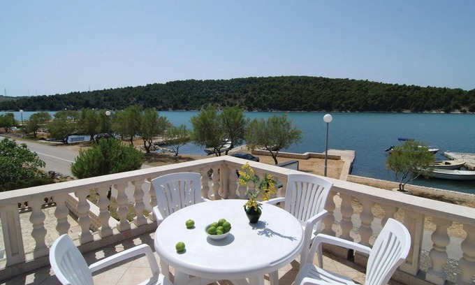 Jadrtovac Apartment | Cozy apartment in Jadrtovac with WiFi
