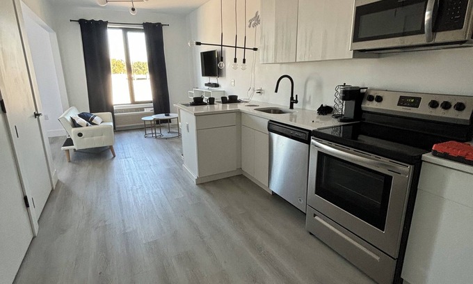 Elizabeth Apartment | Cozy apartment in lovely Elizabeth with WiFi, fitness room, AC
