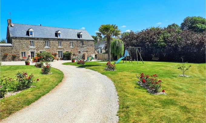 Roz-Landrieux Apartment | Cozy Apartment In Roz-Landrieux