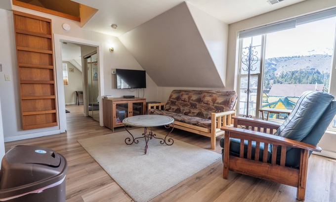 June Lake Apartment | Cozy apartment located on Main St. June Lake