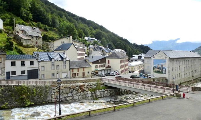 Sers Apartment | Cozy apartment with 5 beds located near Sers