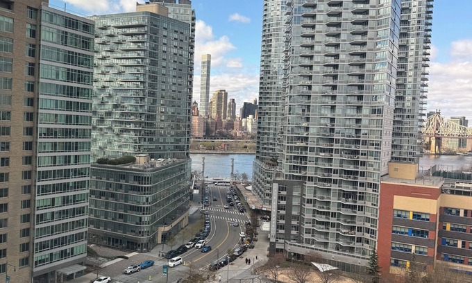 Hunters Point Apartment | Cozy apartment with, East River Views & NYC Skyline! In a luxurious neighborhood