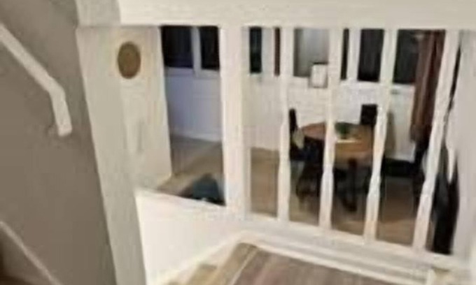 North Finchley Apartment | Cozy Apartment with King Bed