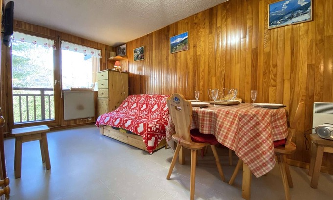 Praz-sur-Arly Apartment | Cozy apt for 6, Praz-sur-Arly, free shuttle, parking, pets allowed