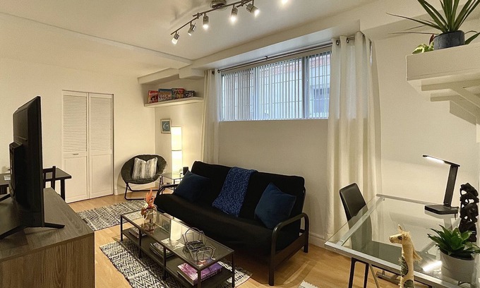 Cote-Des-Neiges—Notre-Dame-De-Grace Apartment | Cozy Apt in Great Central location + free parking - 31 night minimum