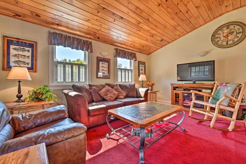 Moscow Apartment | Cozy Apt with Hot Tub and Deck, 10 Mi to Stowe Resort!