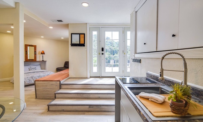 Aptos Apartment | Cozy Aptos Studio ~ 2 Mi to Seacliff State Beach!