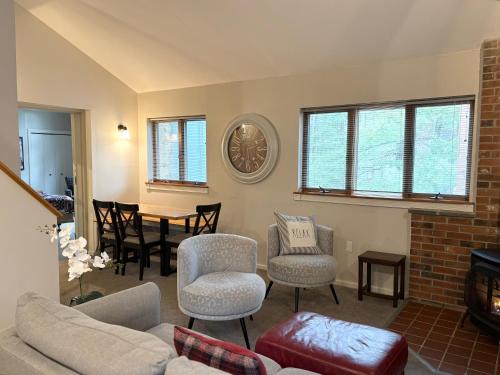 Bartlett House | COZY ATTITASH GETAWAY - Walk to lifts, Pool, Hot tub, Game room, Storyland