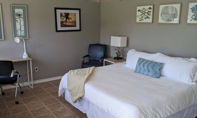 Flour Bluff Condo | Cozy B- condo in charming Corpus Christi with WiFi, AC near Laguna Madre