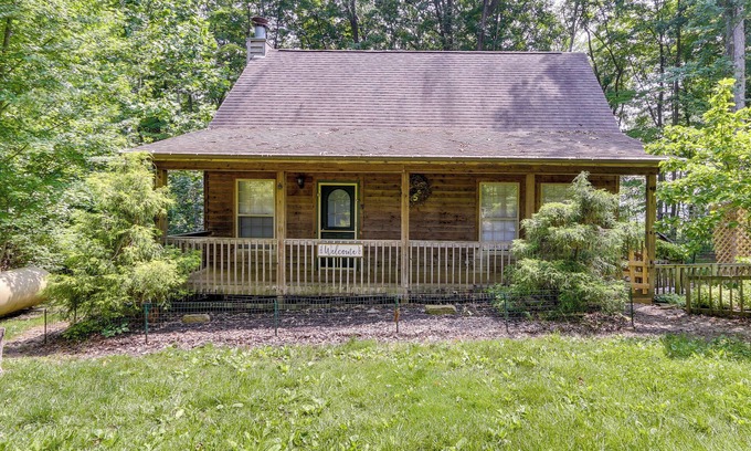Cynthiana House | Cozy Bainbridge Retreat w/Fireplace + Deck!