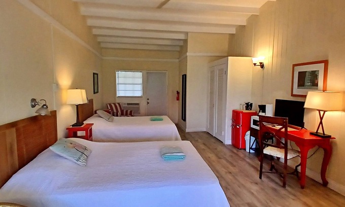 Cockburn Town Hotel | Cozy Balcony room, ocean views - Lazy Lobster - Grand Turk island
