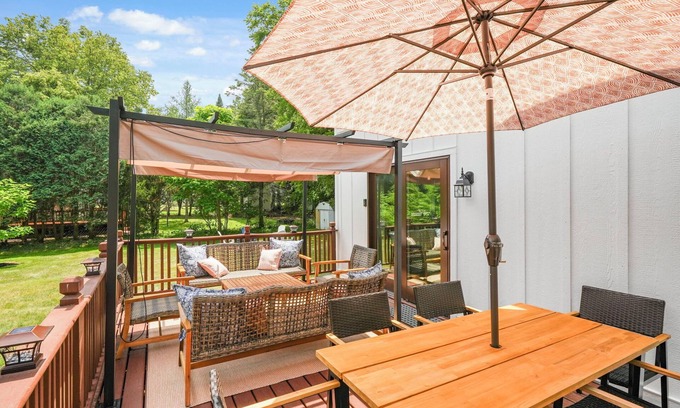 Williams Bay House | Cozy Bay Getaway- Walk to Beach, Restaurants