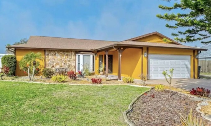 Whitfield House | Cozy Beach Beach House/King size suite/Pool/Pool Table/Sarasota