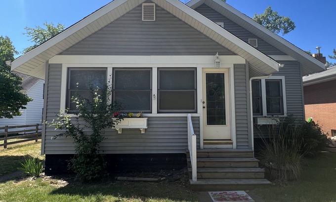 Michigan City Cottage | Cozy Beach Cottage….2 min to the Beach!