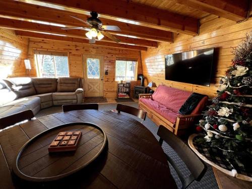 Island Park House | Cozy Bear Cabin Getaway