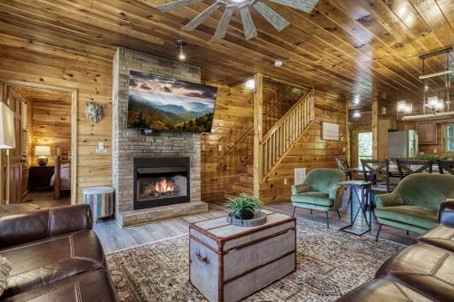 Sevierville House | Cozy Bear Lodge, Game Room, Theater Room, Hot Tub, Free Attraction Tickets, WIFI Sleeps 20!