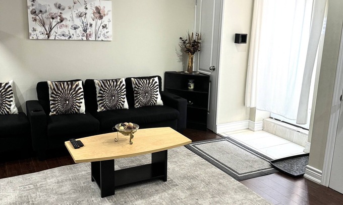 Central Erin Mills House | Cozy beautiful 3 bedrooms basement apartment/Amazing location in Mississauga
