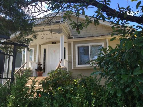 Vancouver South House | Cozy Bedrooms Guest House