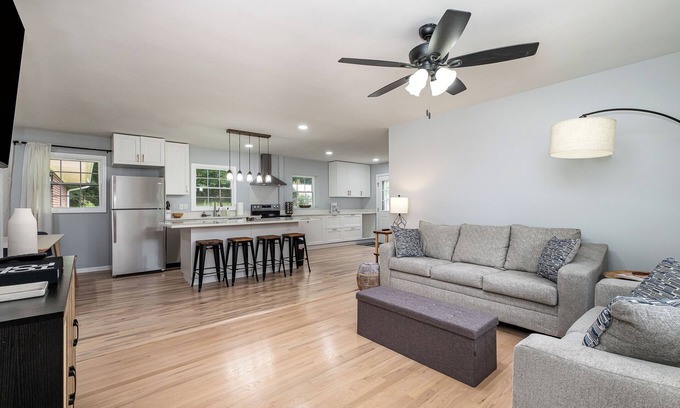 South Belmont House | Cozy Belmont Retreat: Charming 3-Bedroom Haven!