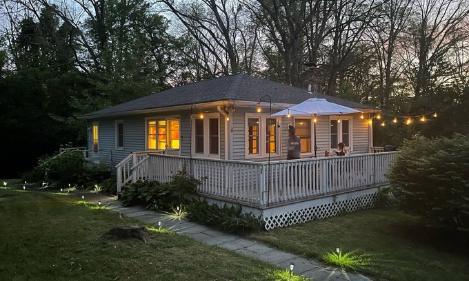 Sharon House | Cozy Blue Bungalow on the Lake, Sleeps 5